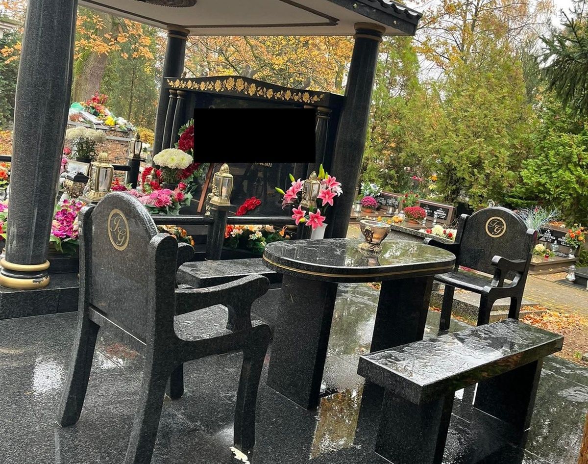 To nie fotomontaż. Taki widok na cmentarzu