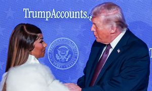 Nicki Minaj chwali się "Biblią Trumpa". Internet nie wybacza