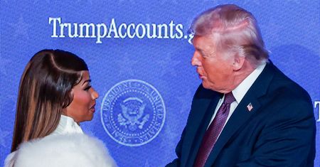 Nicki Minaj chwali się "Biblią Trumpa". Internet nie wybacza