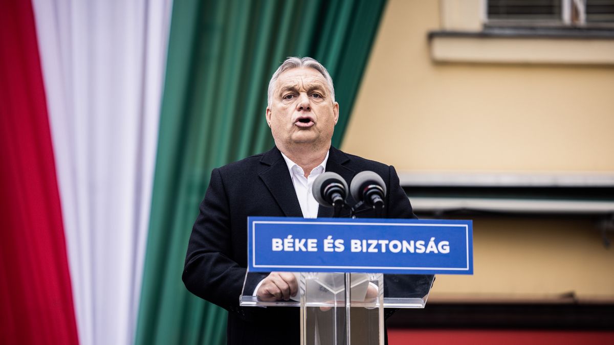 Na zdjęciu Viktor Orban na mównicy w trakcie kampanii wyborczej. W tle flaga Węgier