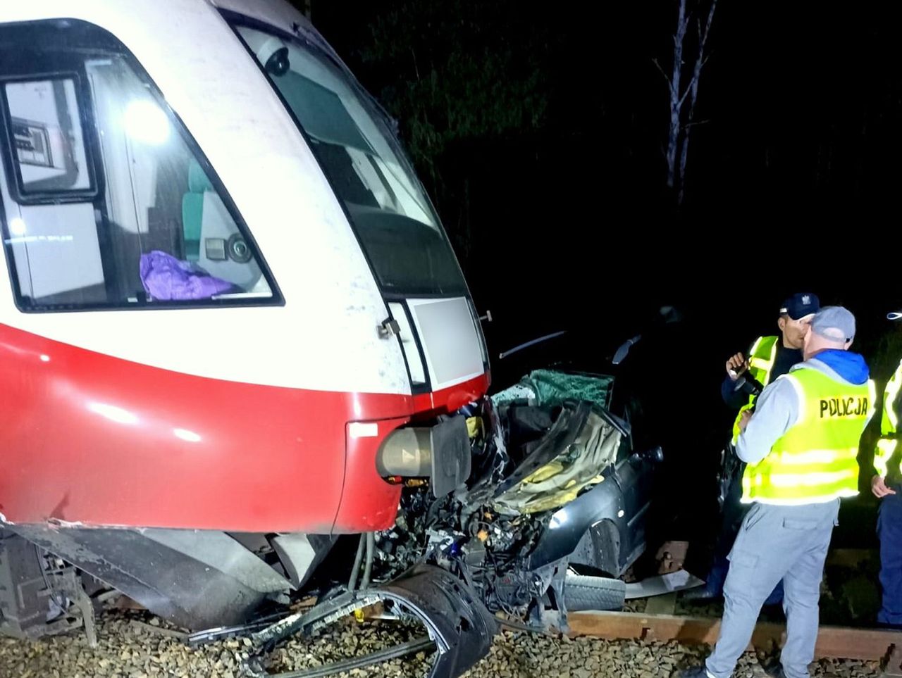 Lubińsk: 21-latek wjechał pod pociąg na niestrzeżonym przejeździe. Z obrażeniami ciała trafił do szpitala