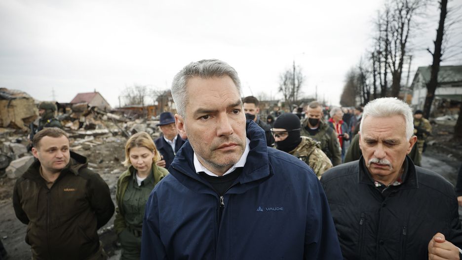 Austrian Chancellor Nehammer in Kyivepa09880782 A handout photo made available by the Austrian Chancellery shows Austrian Chancellor Karl Nehammer (C) during a visit to Bucha, near Kyiv, Ukraine, 09 April 2022. Nehammer is on a one-day trip to show solidarity within the framework of Austria's neutrality, a statement from the chancellor's office says.  EPA/DRAGAN TATIC / AUSTRIAN CHANCELLERY / HANDOUT  HANDOUT EDITORIAL USE ONLY/NO SALES Dostawca: PAP/EPA.DRAGAN TATIC / AUSTRIAN CHANCELLERY / HANDOUT