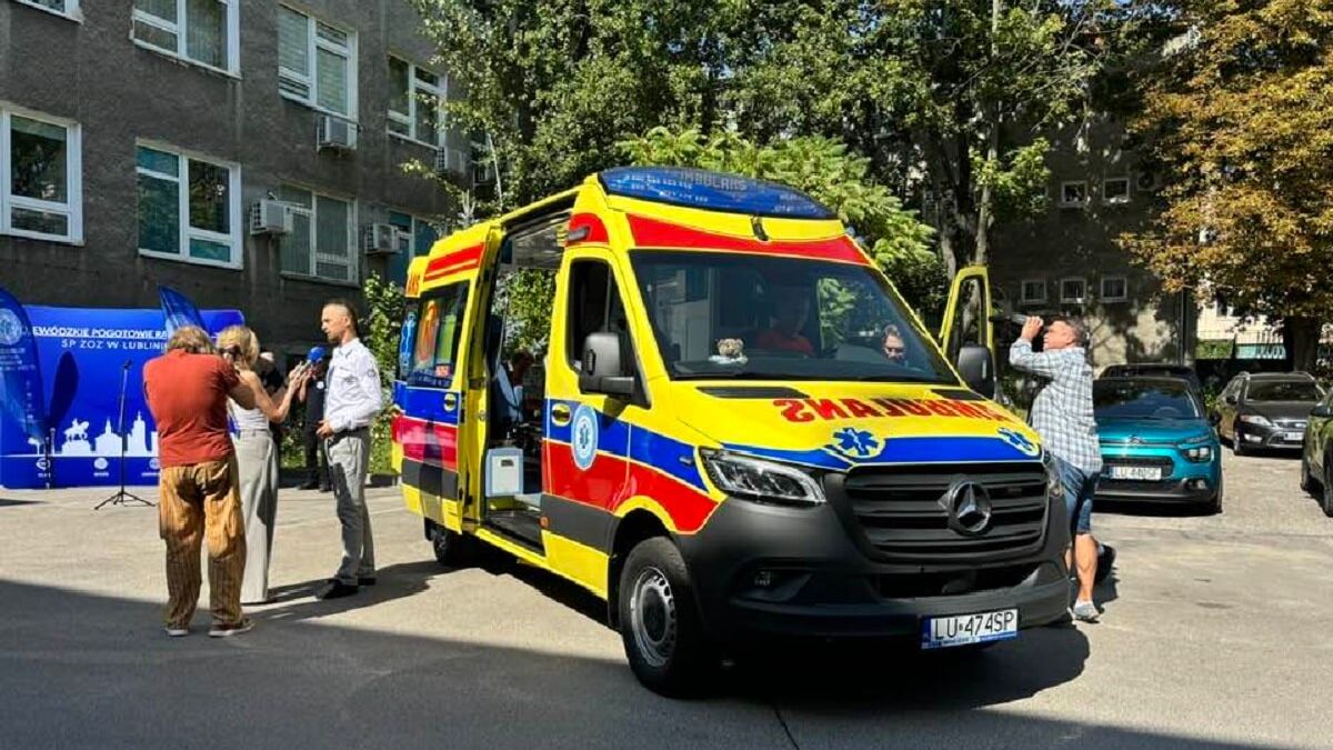 Karetka Pogotowia na parkingu