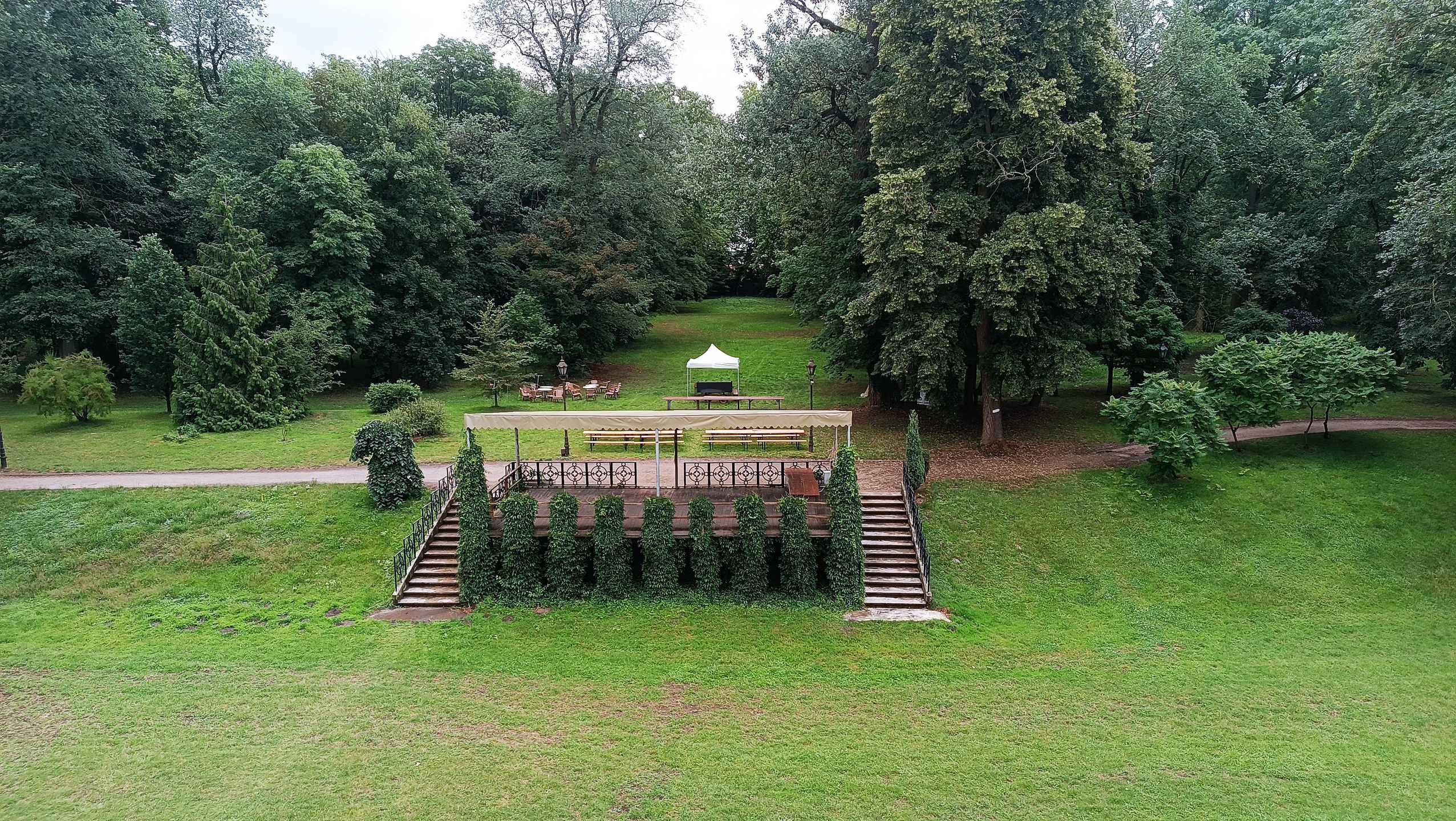 W zamkowym ogrodzie można organizować różne wydarzenia