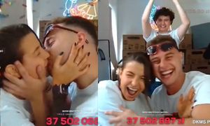 Julia Wieniawa i Adam Zdrójkowski POCAŁOWALI SIĘ na streamie Łatwoganga! (WIDEO)