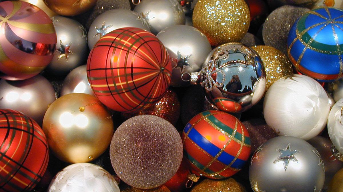 Gdzie wyrzucić stłuczoną bombkę choinkową?