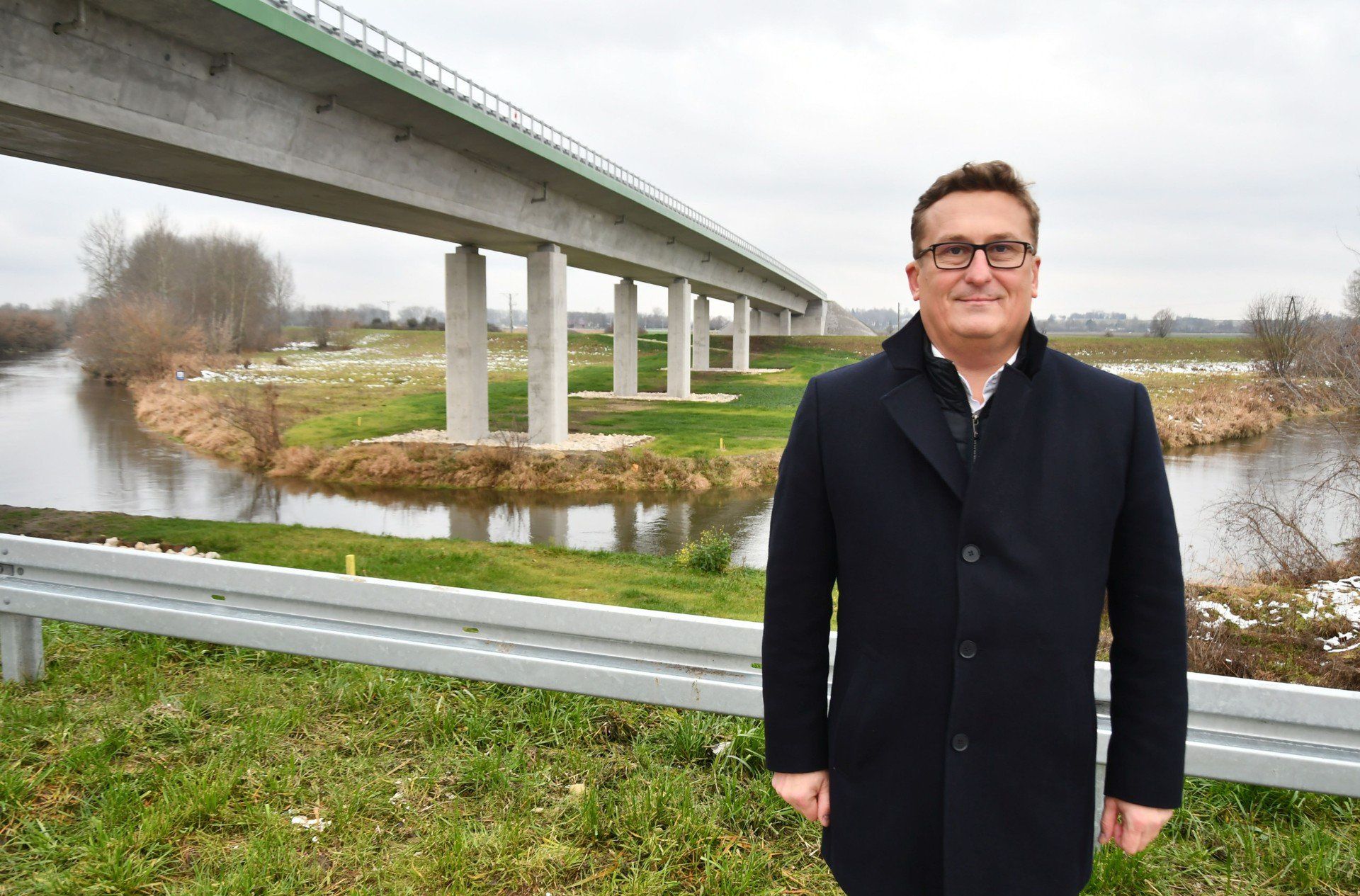 Paweł Zagaja, burmistrz Nowego Korczyna, obok nowo wybudowanego mostu na Nidzie. 