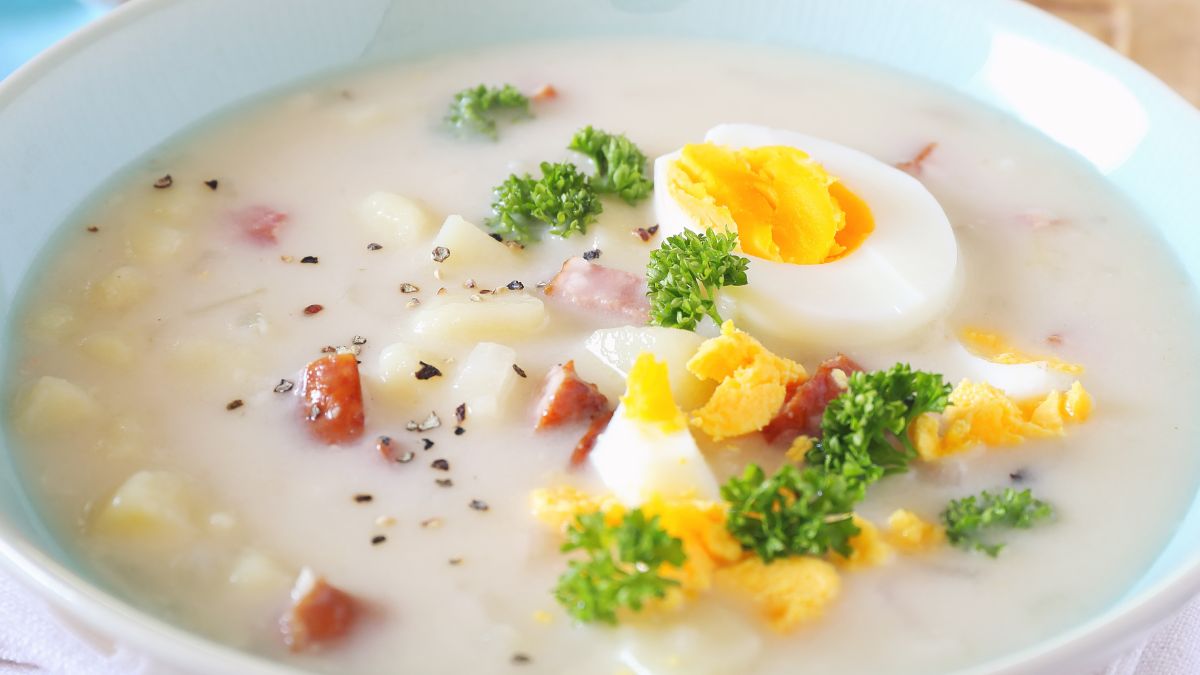 Barszcz biały na dudkach wyróżnia się kwaśnym smakiem