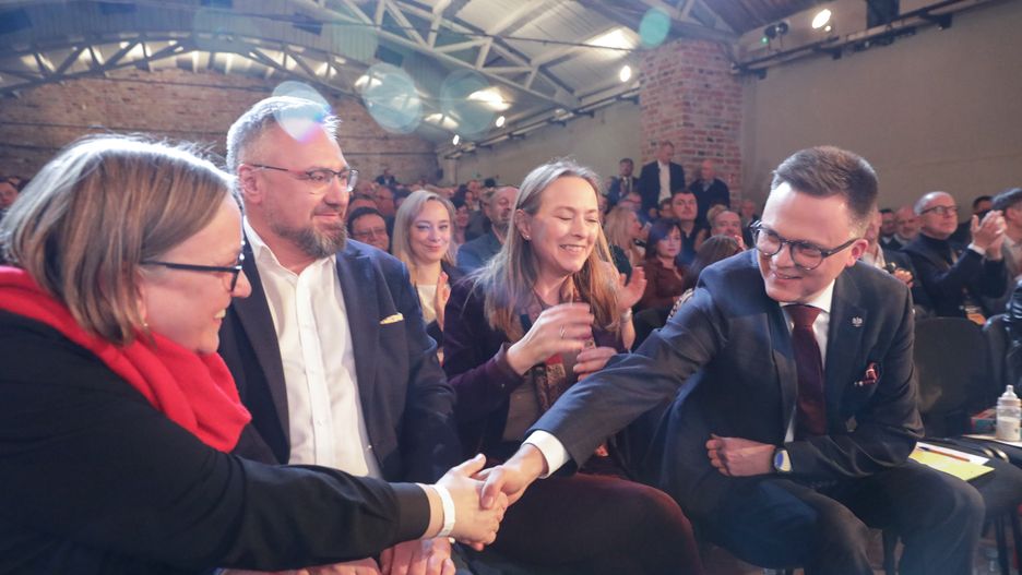 Warszawa, 09.12.2023. Lider Polski 2050, marszałek Sejmu Szymon Hołownia (P) i poseł Polski 2050 Mirosław Suchoń (2L) na Kongresie Partii Polska 2050 Szymona Hołowni w "Małej Warszawie", 9 bm. w Warszawie. (aldg) PAP/Tomasz Gzell