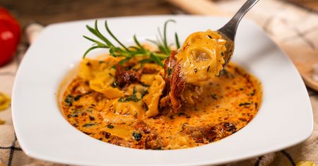 Cały gar w pół godziny. Toskańska zupa z tortellini to przepis dla zabieganych