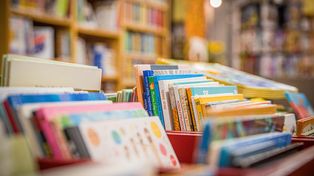 "Bajkowe postacie w rzeźbie". Otwarcie wystawy Marii Mikołajczyk w wieluńskiej bibliotece
