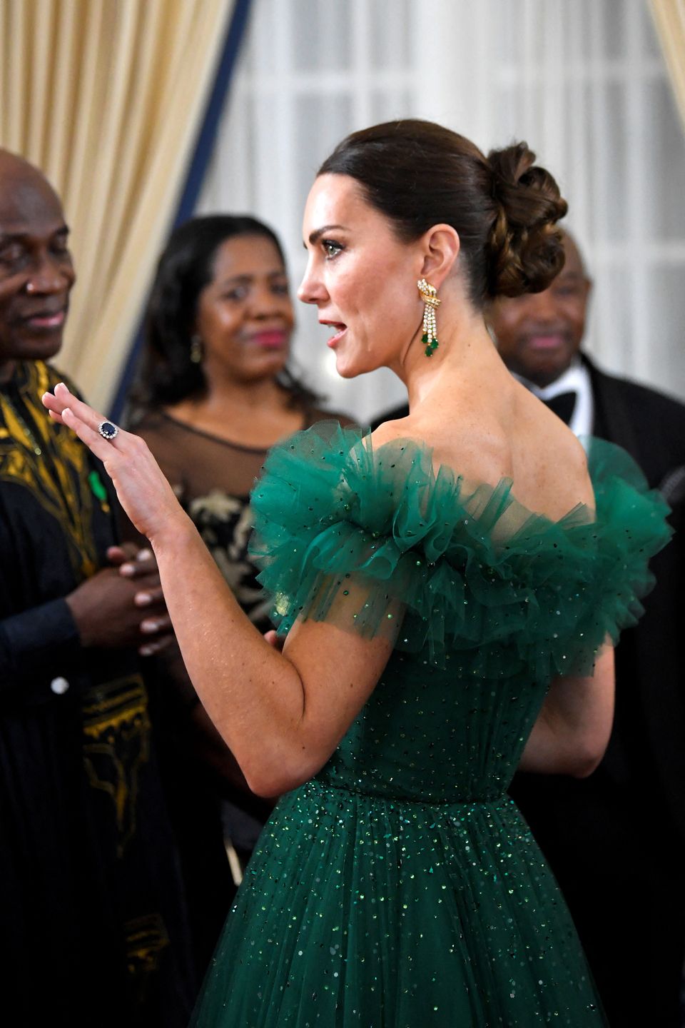 Kate Middleton bryluje w sukni projektu Jenny Packham na uroczystej kolacji u gubernatora Jamajki