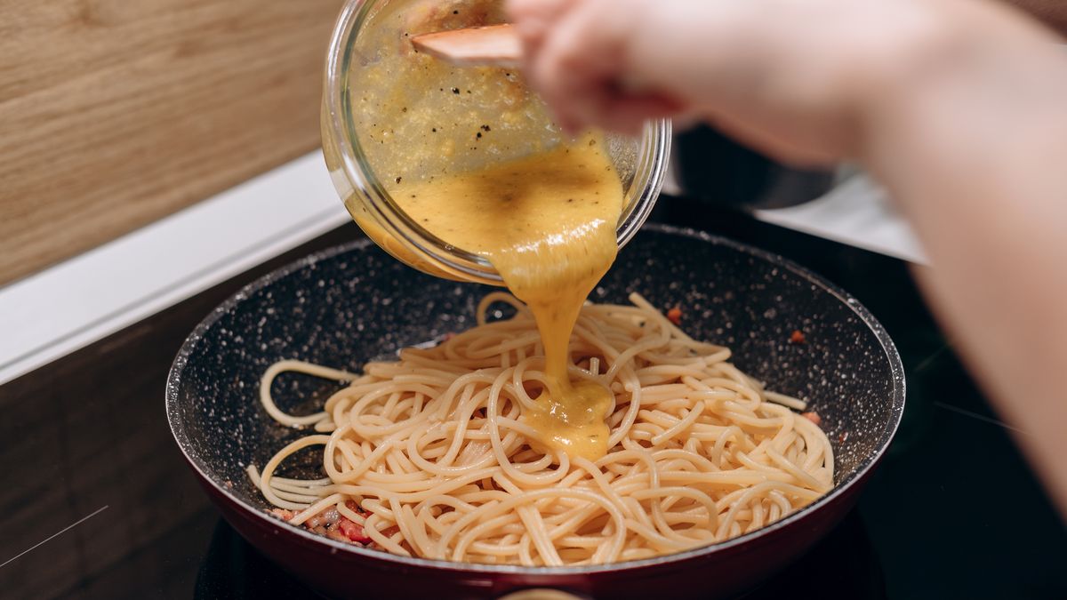 Smażony makaron z jajkiem