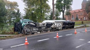 Ciachcin: Cysterna wjechała do rowu i wywróciła się na bok. Na miejscu pracują służby