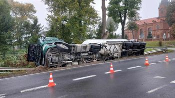 Ciachcin: Cysterna wjechała do rowu i wywróciła się na bok. Na miejscu pracują służby
