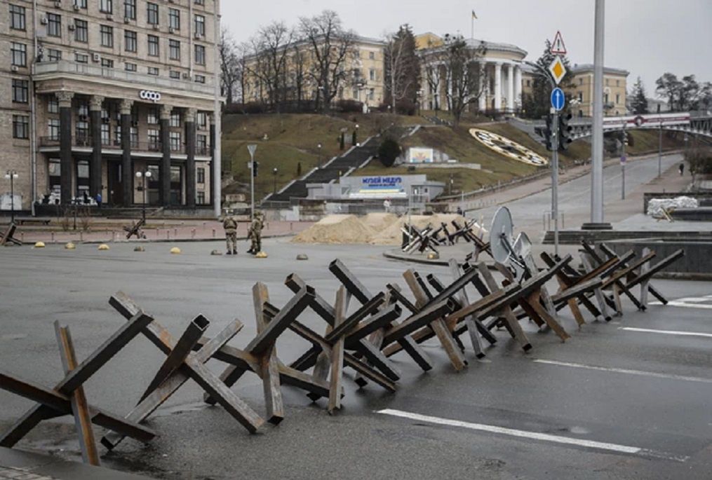Kijów przygotowuje się do oblężenia. Na ulicach coraz więcej jeży przeciwpancernych
