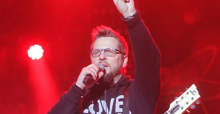 Założyciel Arki Noego nie posyła dzieci na religię. Życie kontrowersyjnego muzyka to gotowy materiał na film