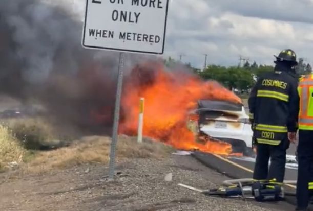 Tesla spaliła się na drodze. Kazali mu odholować wrak do serwisu