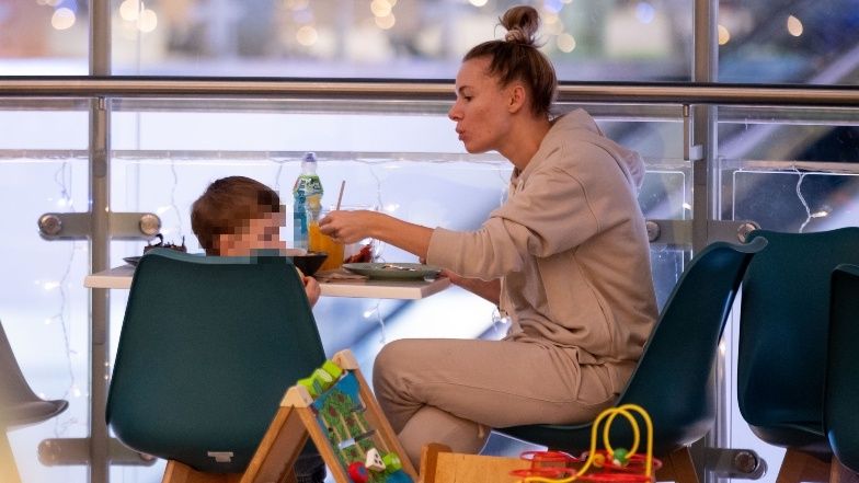 Izabela Janachowska buszuje po galerii handlowej w SKARPETKACH ZA 700 ZŁOTYCH