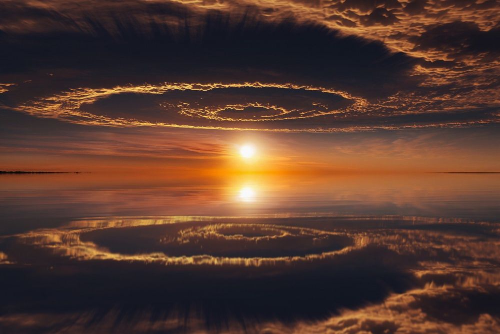 Efekt naturalnego lustra to coś, co wielu fotografów pragnie uwiecznić. Tutaj możecie zobaczyć słońce "wypadające” z pięknej formacji chmur. Po raz kolejny – natura zachwyca.