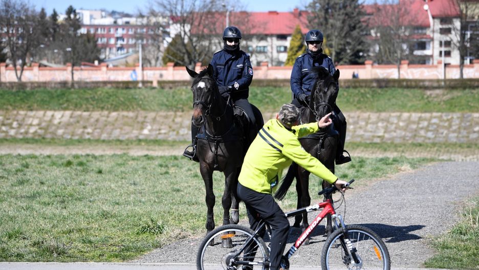Mandat za spacer. Jakich zachowań unikać, by nie narażać się na potężne kary?