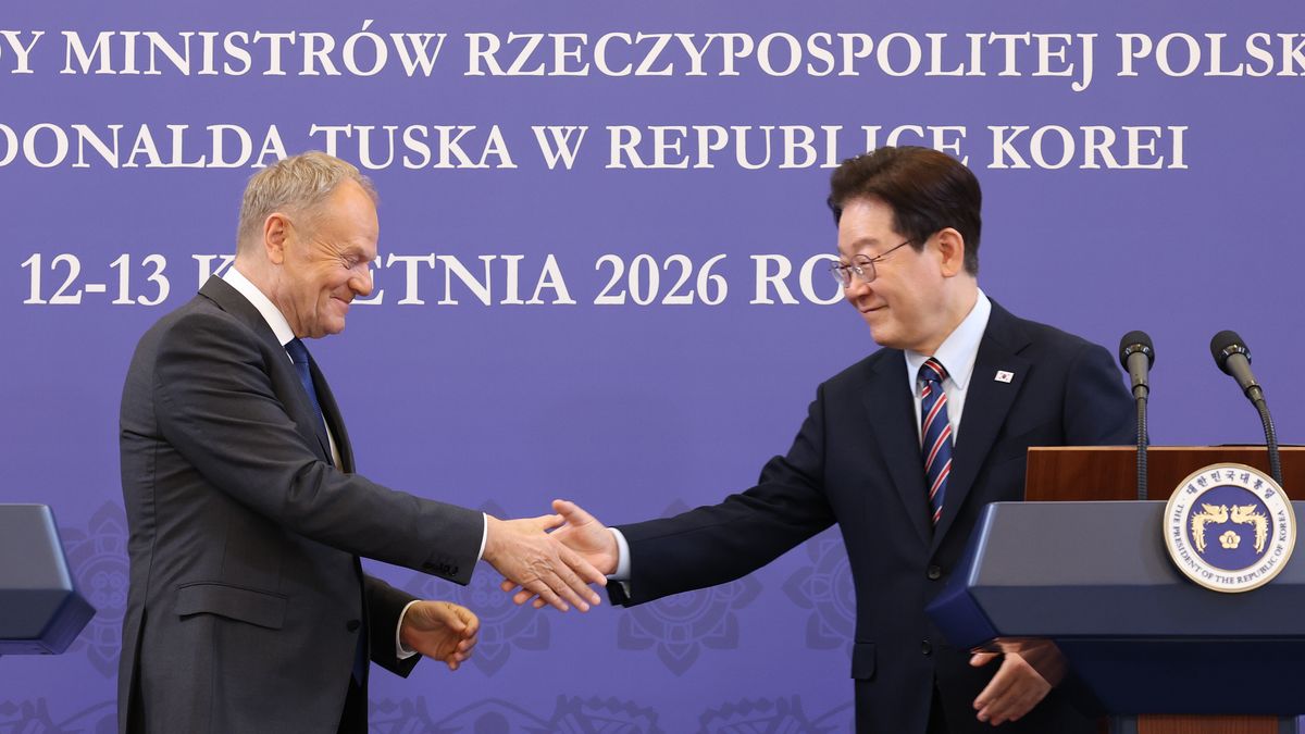 South Korean President Lee Jae Myung (R) shakes hands with Polish Prime Minister Donald Tusk during a joint press conference at the presidential Blue House in Seoul, South Korea, 13 April 2026. Tusk is on a diplomatic visit to East Asia. EPA/Chung Sung-Jun / POOL Dostawca: PAP/EPA.