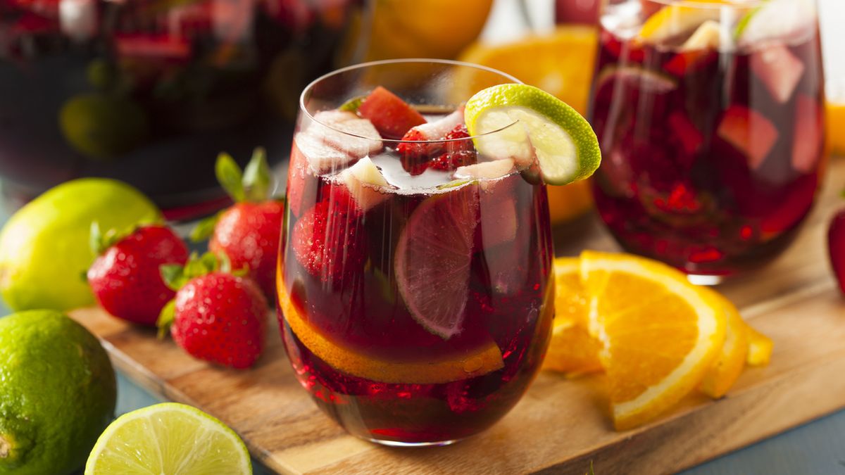 Sangria to tradycyjny hiszpański napój alkoholowy.
