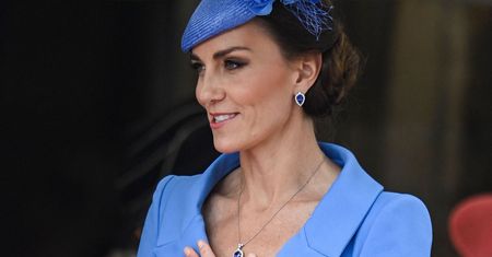 Księżna Kate musiała uważać na dekolt. Eleganckie wdzianko okazało się zdradliwe