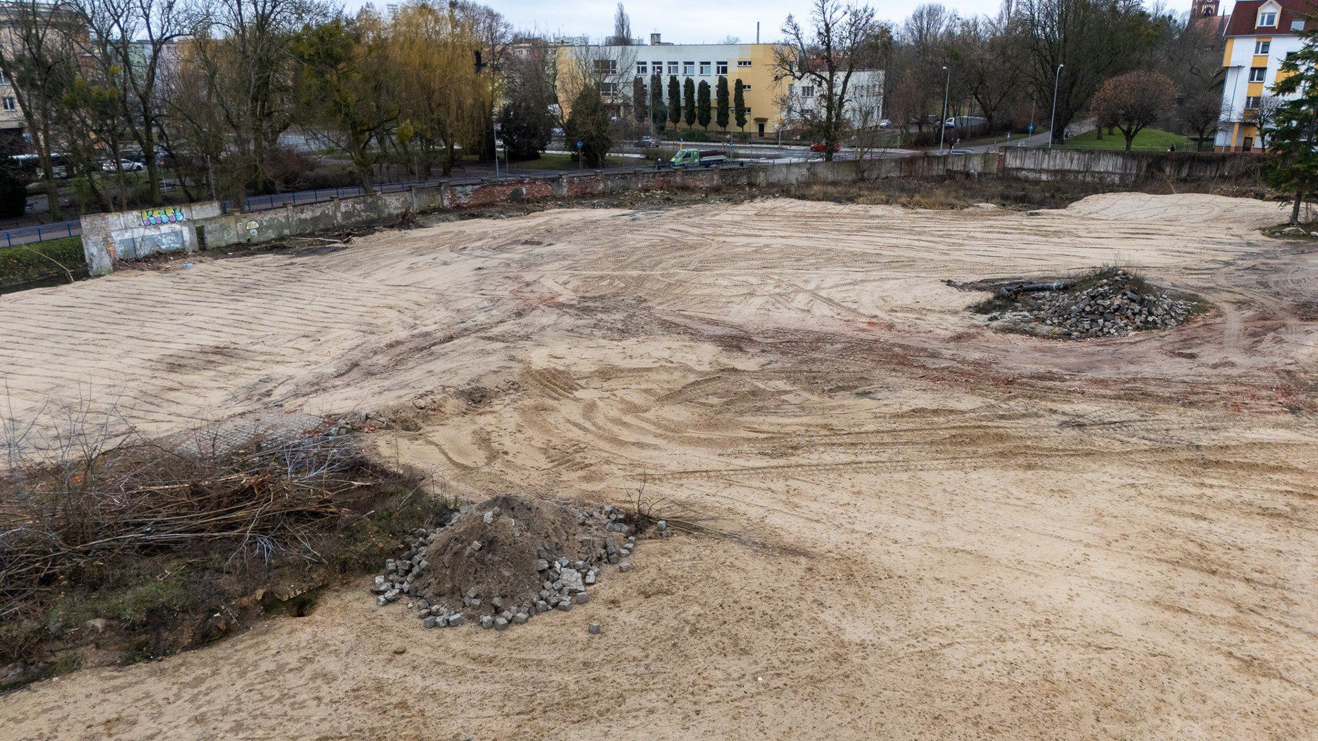 Tak obecnie wygląda teren przy ul. Sikorskiego w Grudziądzu. W przeszłości funkcjonował tu browar, a za kilka miesięcy powstanie tu park handlowy