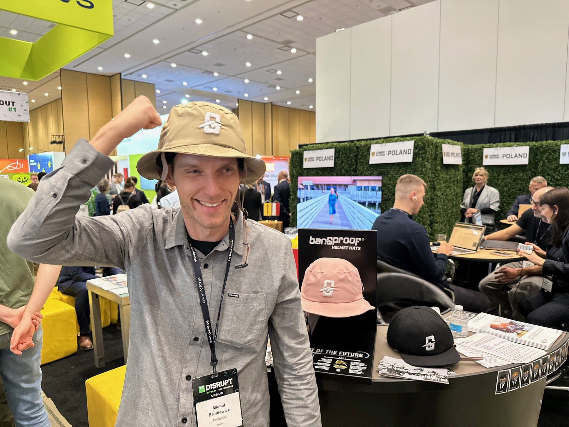Michał Broniewicz z firmy Bangproff prezentuje kask, który wyglą