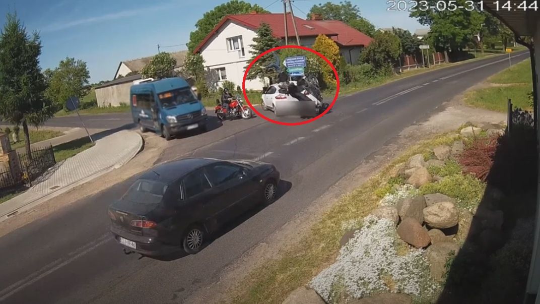 Kobieta i kierowca motocykla zostali wyrzuceni w powietrze - taka była siła uderzenia