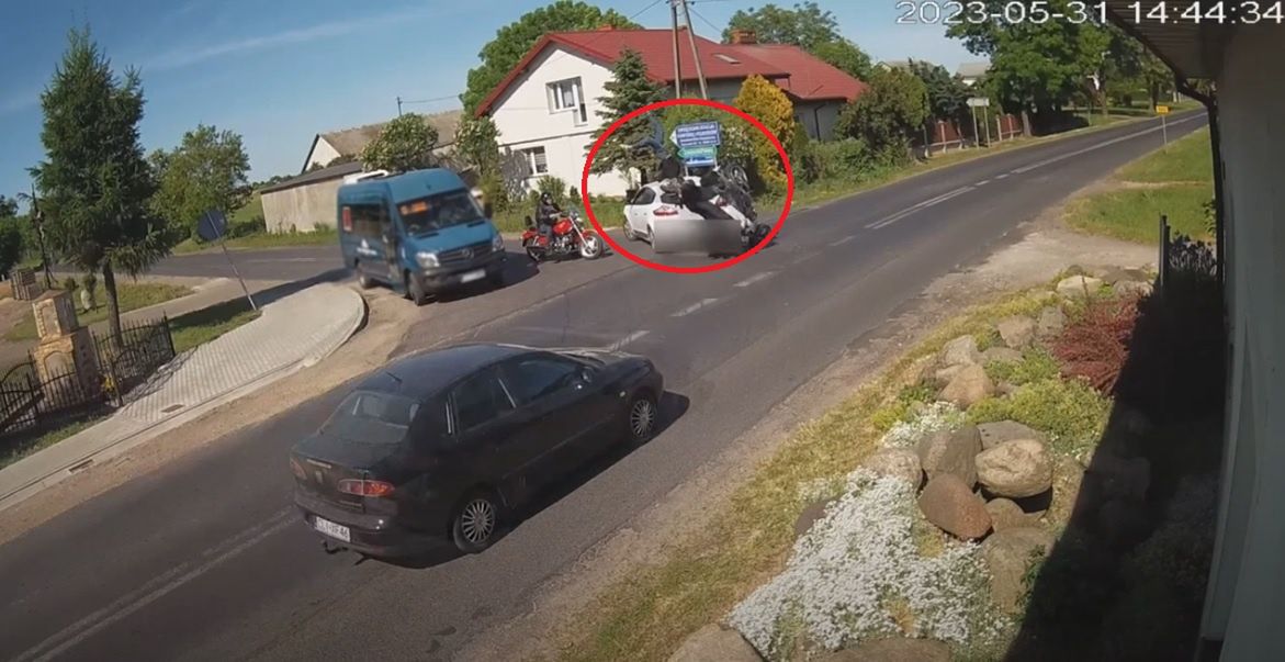 Bardzo groźny wypadek na motocyklu. Kobieta wyleciała w powietrze