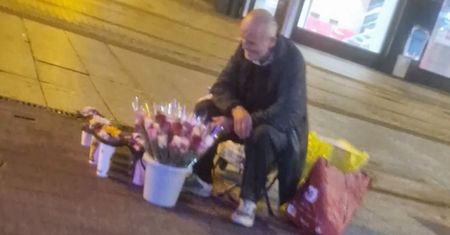 Niepełnosprawny senior sprzedaje nocą kwiaty. Ten widok chwyta za serce