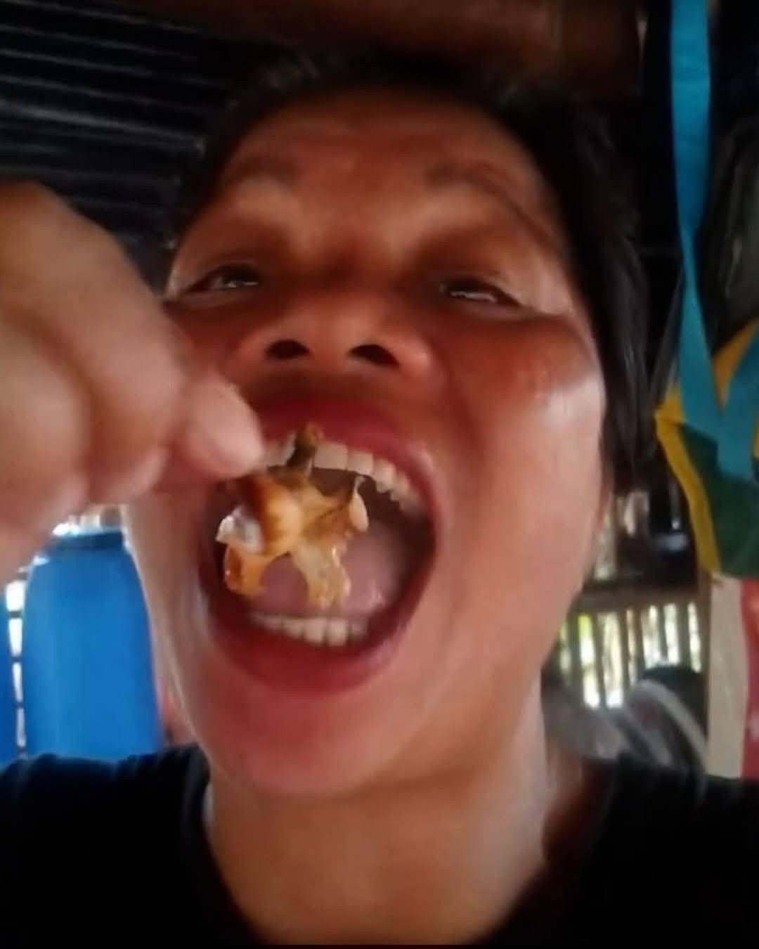 Influencerka kulinarna nagrała, jak je  "diabelskiego kraba"