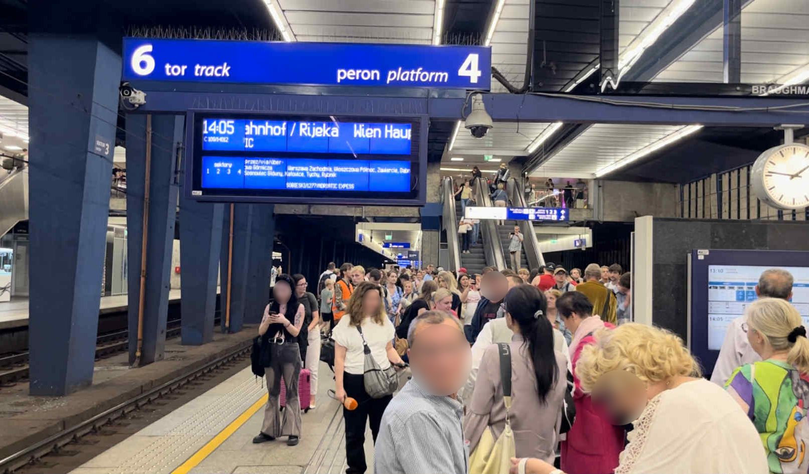 Tłumy na peronie 4 przed odjazdem pierwszego Adriatic Express