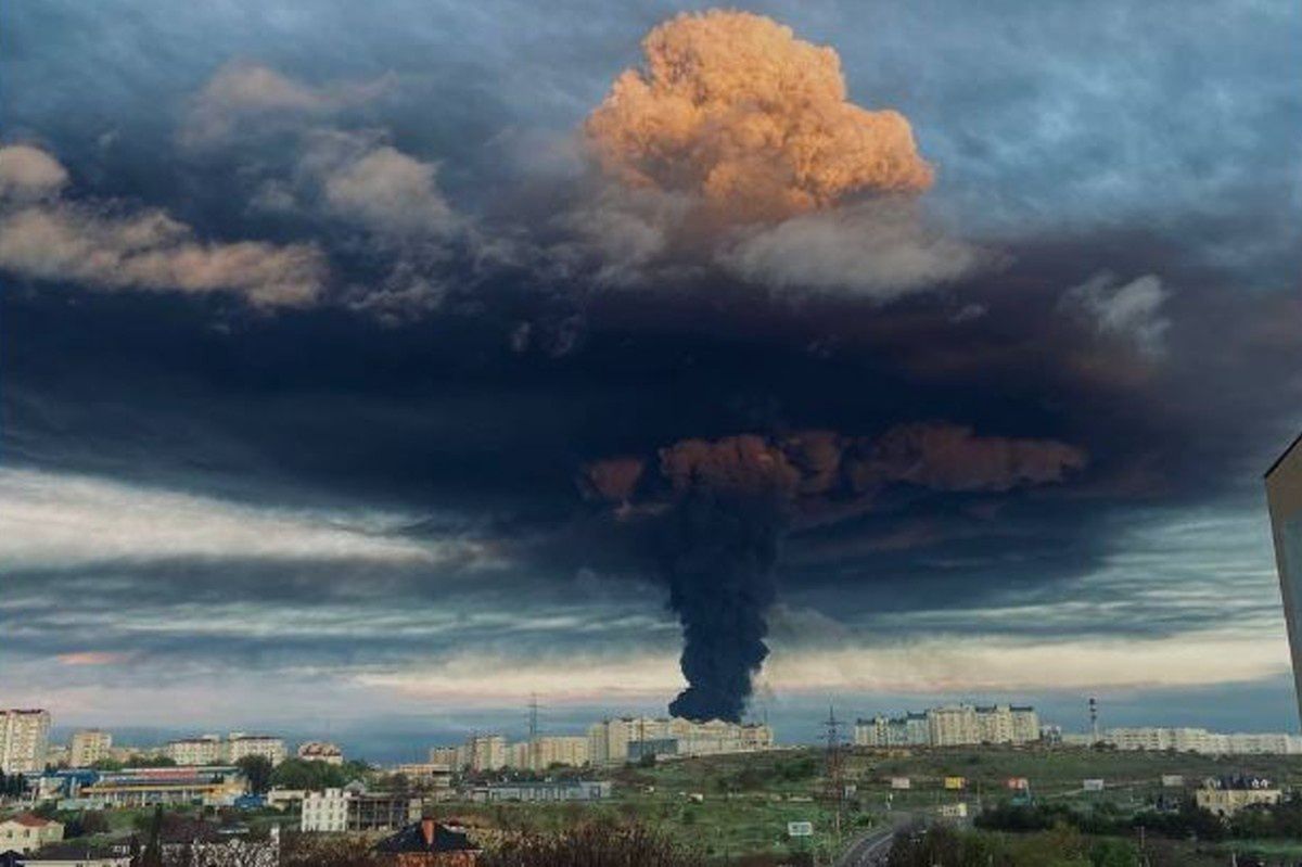 Słup dymu nad Sewastopolem, unoszącego się z płonącego składu paliwa