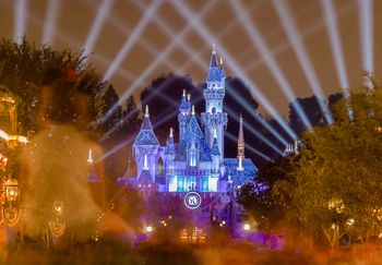 Groźny wypadek w Disneylandzie. Chłopiec wyskoczył z wagonika