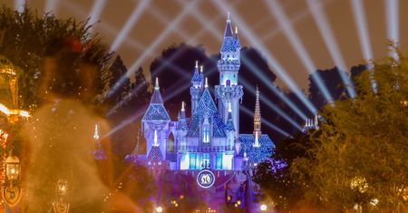 Groźny wypadek w Disneylandzie. Chłopiec wyskoczył z wagonika