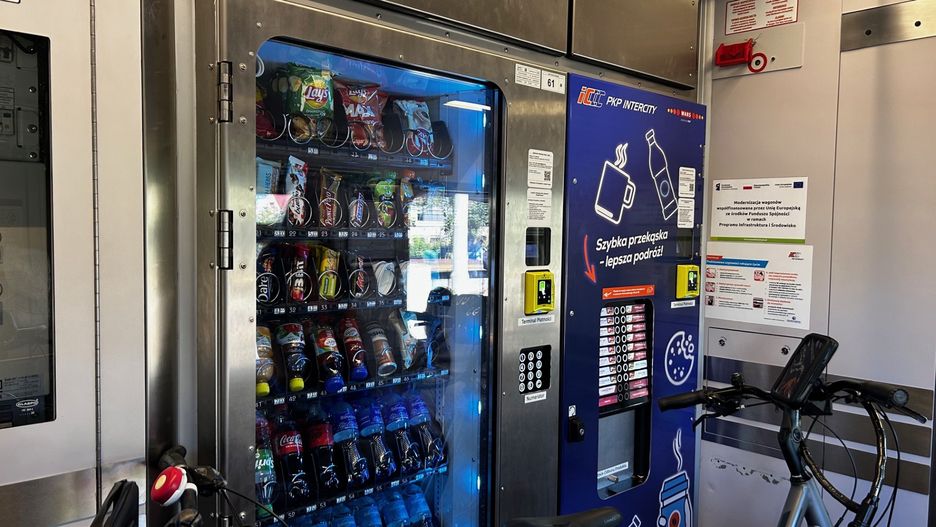 Automaty z kawą i przekąskami pojawiają się w pociągach PKP