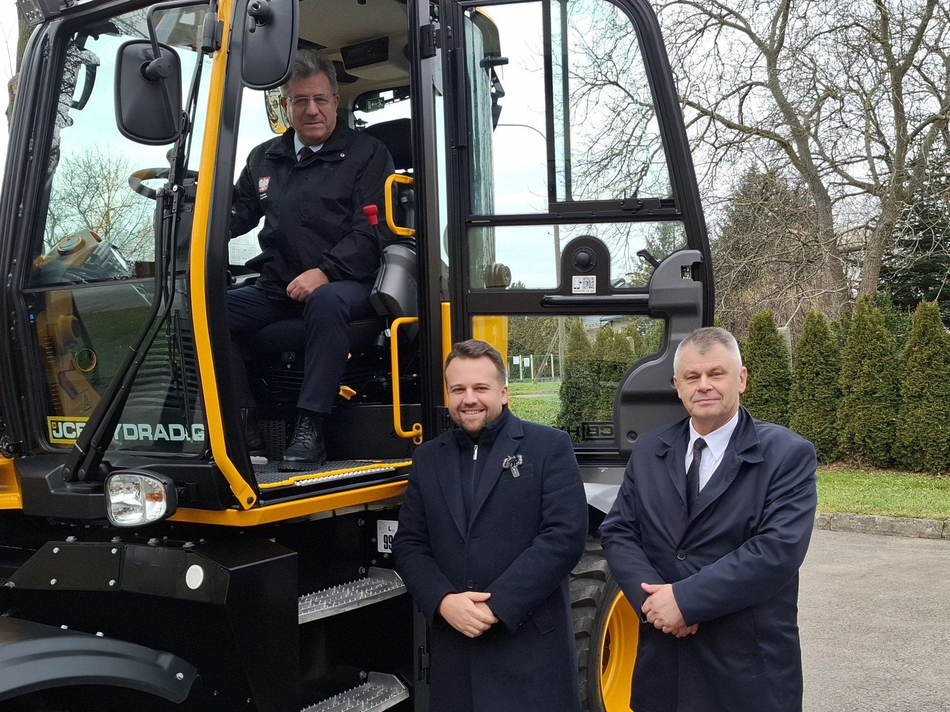 Jako pierwszy do koparki wsiadł wojewoda Józef Bryk. 