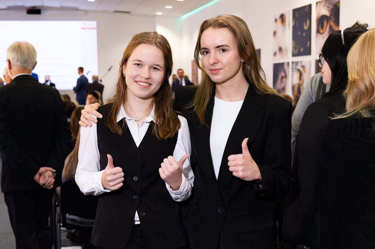 Poznań: Powiat nagrodził najzdolniejszych uczniów. Pół miliona złotych w stypendiach i nagrodach