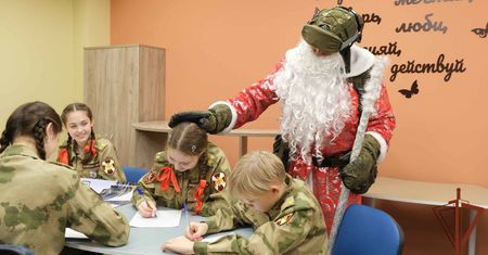 Obrazki jak z Korei Północnej. "Dziadek Mróz operacji specjalnej"