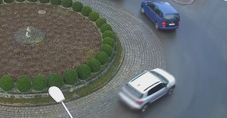 Sceny na rondzie. Kobieta uwięziona w aucie. Nagrało się