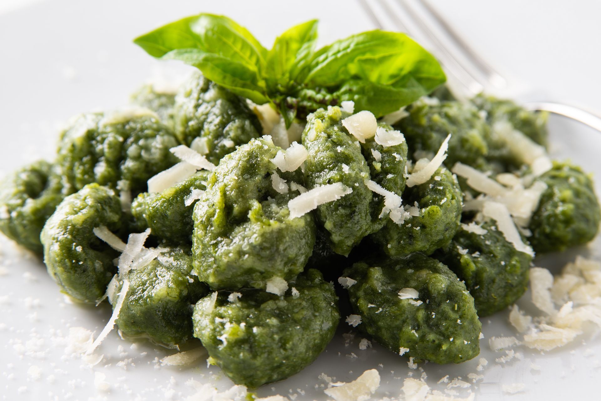 Od razu czuć wiosnę na talerzu. Zielone kluski to pewniak na kolorowy obiad