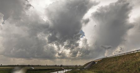 Burze. RCB ostrzega i wysyła alert