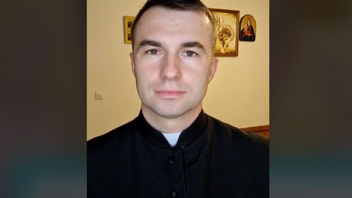 Ksiądz Sebastian Picur instruuje, jak zachować się na cmentarzu. 