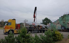 Rozładunek Iskry przed Pilskim Muzeum Wojskowym.