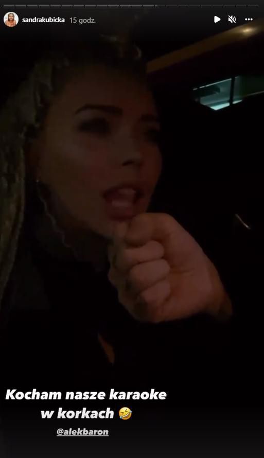Sandra Kubicka wygłupia się w aucie