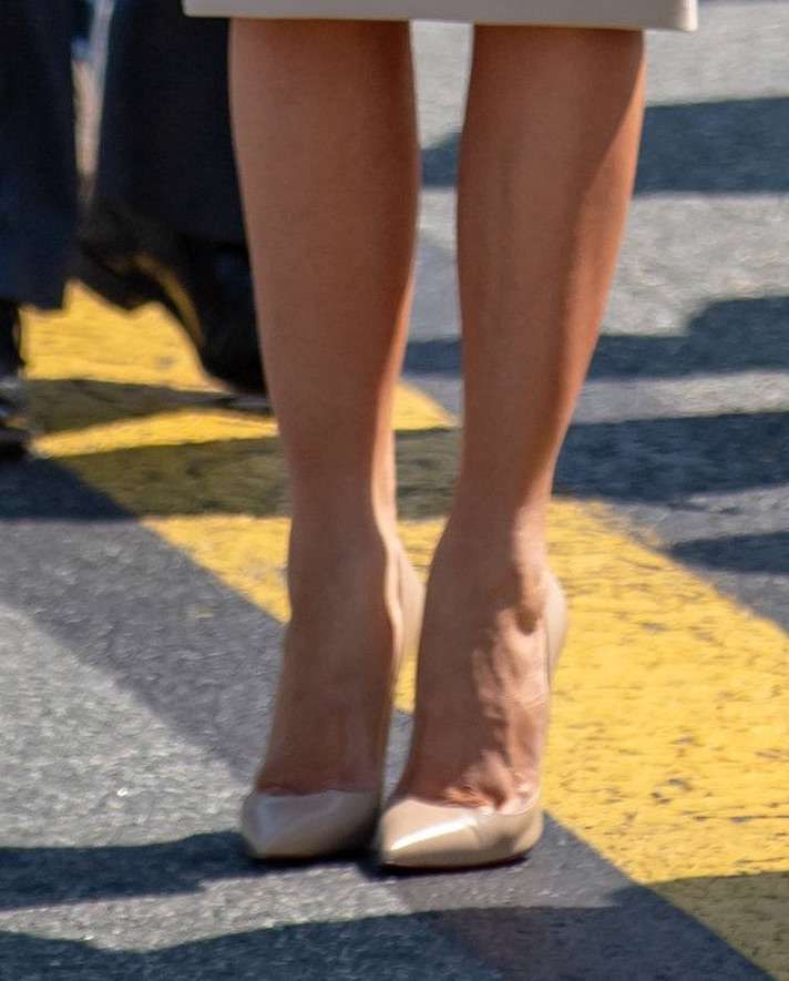 Melania Trump w cielistej sukience Rolanda Moureta w Londynie
