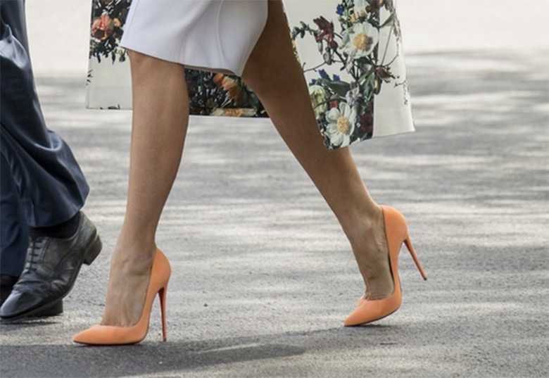 Melania Trump w obcisłej sukience i modnym płaszczu